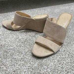 Jessica Simpson pumps